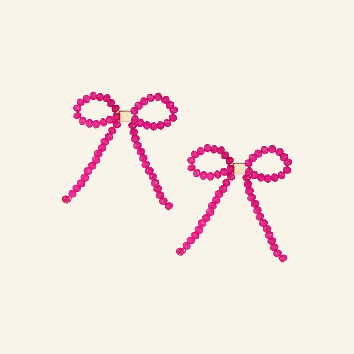 Strik oorbellen strass – roze, vrijstaand op beige