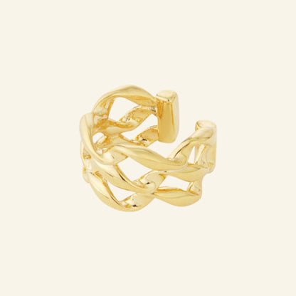 Twist ear cuff goud – vrijstaand op beige